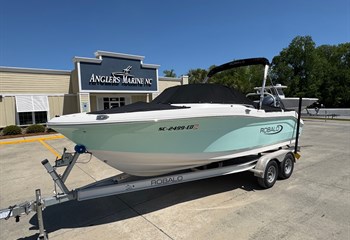 2023 Robalo R207 Boat